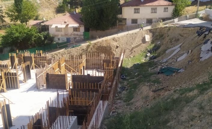 Yapımı devam eden inşaatın yanındaki yol çökmesiyle site sakinleri ve inşaat sahibi arasında gerginlik yaşandı