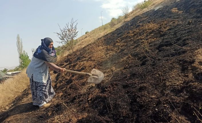 Yaşlı kadın evine yaklaşan ot yangınına böyle müdahale etti