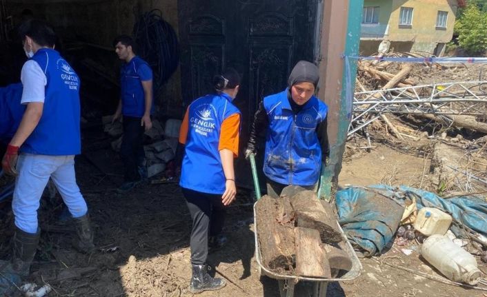 Yatağa bağımlı kayınvalidesini selden üst kata taşıyarak kurtardı