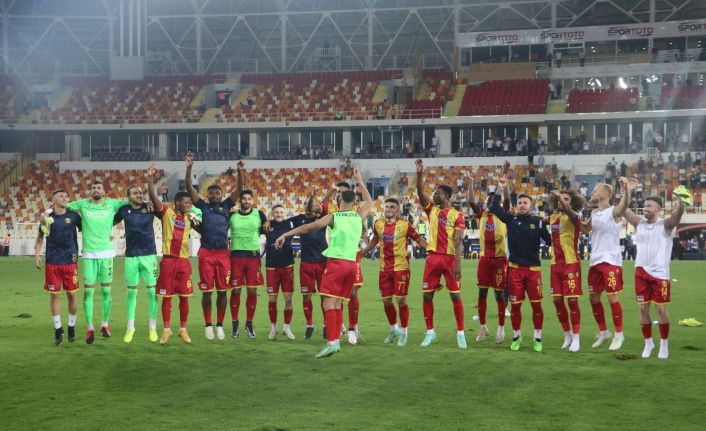 Yeni Malatyaspor’dan galibiyet kutlaması