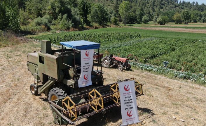 Yeniden Refah Partisi, çiftçinin durumunu anlamak için tarlada tarım yapıyor