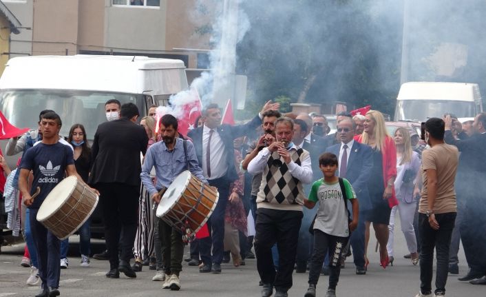 Yenilik Partisi Genel Başkanı Başkanı Yılmaz’a davul-zurna ve meşaleli karşılama