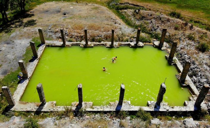 Yıkılan duvarları görenleri cezbediyor, serinlemek isteyenler oraya koşuyor