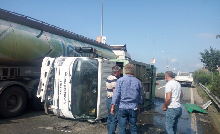 Yola devrilen çöp kamyonu nedeniyle Karadeniz Sahil Yolu’nda kilometrelerce uzunluğunda araç kuyruğu oluştu