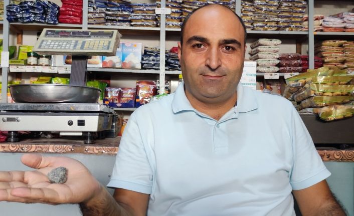 Yoldan geçen aracın tekerleğinden seken taş iş yerine mermi gibi girdi