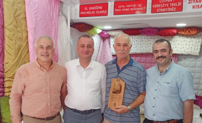 Yün dolu çuvaldan çıkan kayıp altınları teslim etti, yılın örnek esnafı oldu
