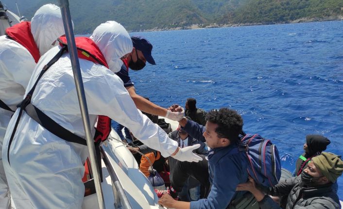 Yunanistan ölüme terk ediyor, Türk Sahil Güvenlik ekipleri kurtarıyor