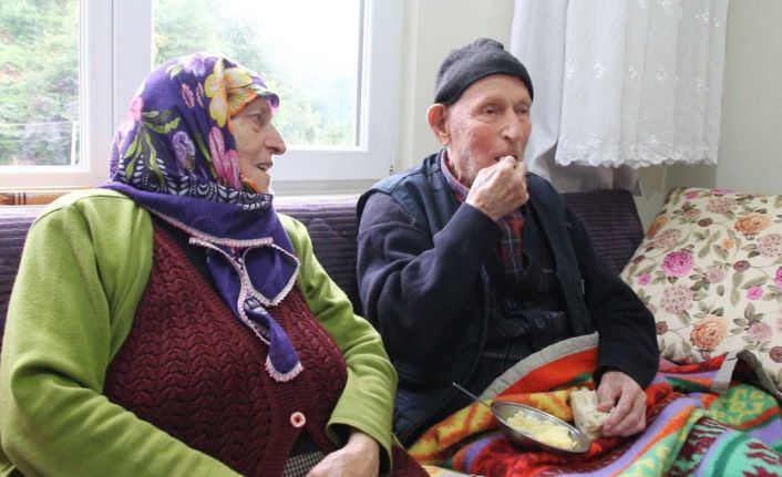 110 yaşındaki Dursun Ali dede uzun yaşamın sırrını her gün yediği bir kaşık tereyağına bağlıyor