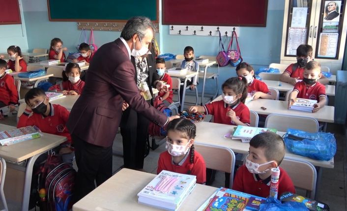 1,5 yıllık özlem sona erdi, sınıflarına geçen öğrencilerin ilk sözü: "Teşekkür ederiz bakan amaca"