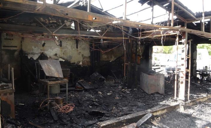 3 dükkanın küle döndüğü yangındaki hasar gün aydınlanınca ortaya çıktı