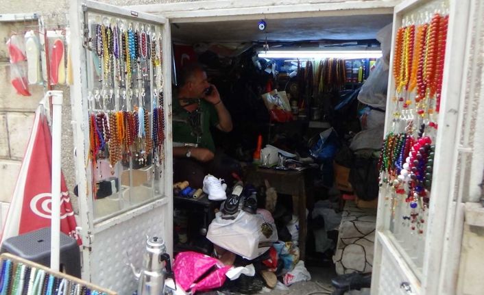 3 metrekare dükkanda çocuklarını büyüttü