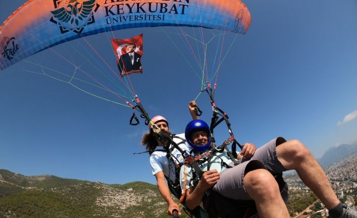47 yıl önce Beşparmak Dağları’na paraşütle inen Kıbrıs gazileri, yamaç paraşütüyle eski günlerine döndü
