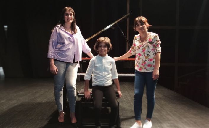 4 yaşında piyano çalmayı öğrenen 8 yaşındaki Ali ödüle doymuyor