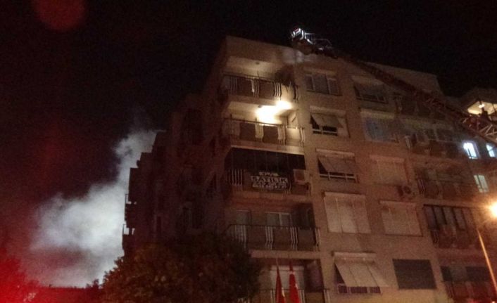 5 katlı binada çatı yangını çıktı, Gürsel Aksel Stadı duman altında kaldı