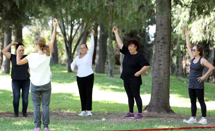65 yaş üstü bireyler, Aktif Yaşlı Hizmet Merkezi’nde haftada iki gün spor yapıyor