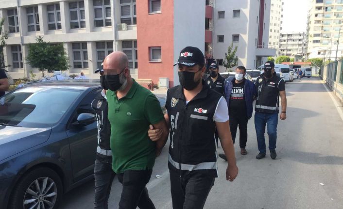 Adana’da 263 milyon kaçak makaron üreten 2 zanlı adliyeye sevk edildi