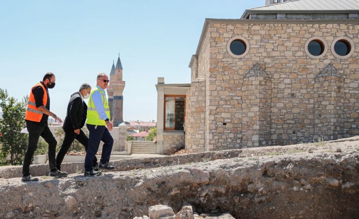 Adeta iğneyle kuyu kazıyorlar