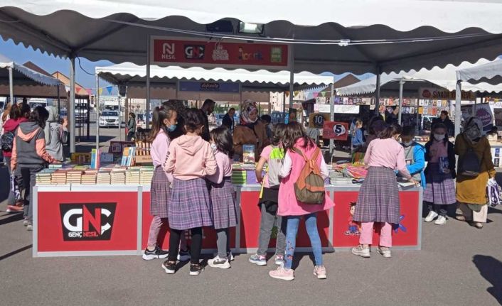 Afyonkarahisar Kitap Fuarı’nı 4 günde yaklaşık 40 bin kişi ziyaret etti