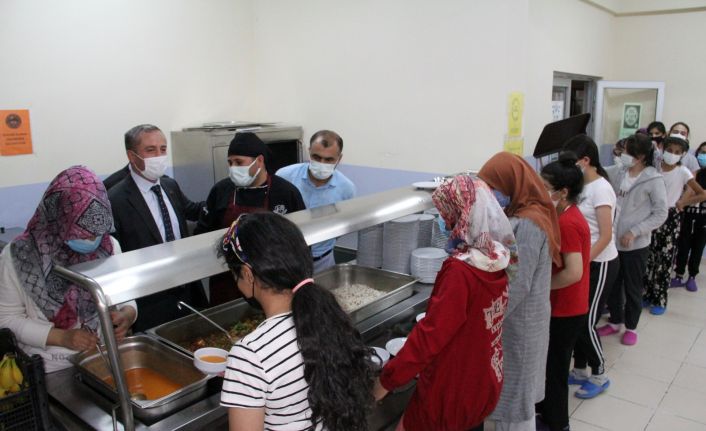 Ağrı Milli Eğitim Müdürü Kökrek, öğrencilerle akşam yemeğinde bir araya geldi