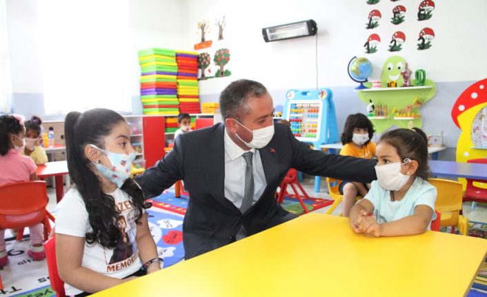 Ağrı Milli Eğitim Müdürü Kökrek, okulun ilk gününde öğrencileri yalnız bırakmadı