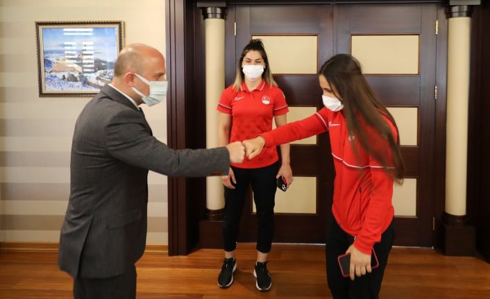 Ağrı Valisi Varol, başarılı sporcularla bir araya geldi