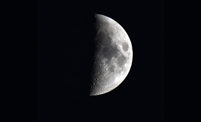 Ahlat’ta yarım ay geceyi aydınlattı