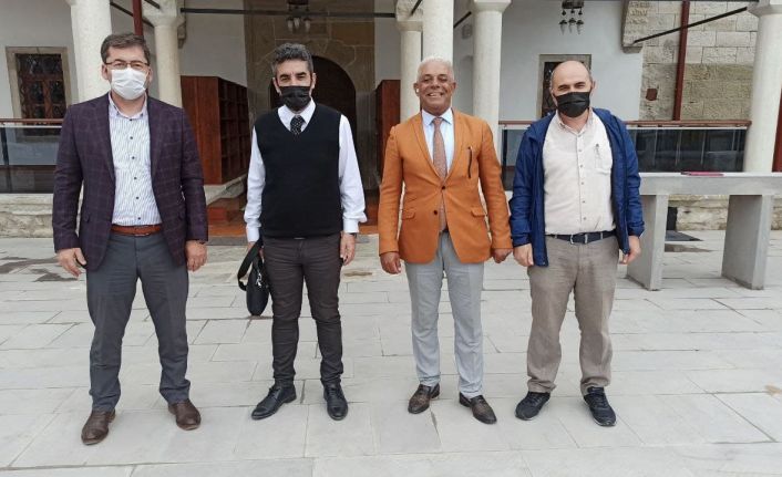 AK Parti İlçe Başkanı Durdubaş tadilatı biten cami ile ilgili bilgi alışverişinde bulundu