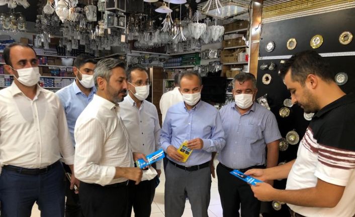 AK Parti yönetimi kent merkezinde yapılan hizmetleri anlatan broşür dağıttı