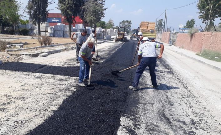 Akdeniz’de asfalt serimi, kaldırım ve kilit taşı yenileme çalışmaları hız kazandı