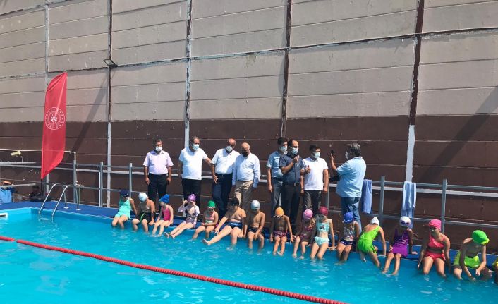 Alaplı’da Yaz Spor Okulları Yüzme Kursuna katılan öğrencilere sertifikaları verildi