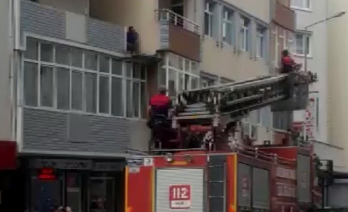 Alkol alıp intihar için binanın ikinci katına çıkan vatandaşı itfaiye erleri ikna etti