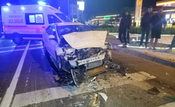 Alkollü sürücü kırmızı ışıkta bekleyen tıra çarptı:  1 yaralı