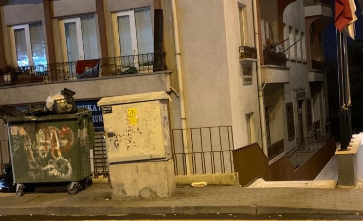 Ankara’da görme engelli şeridinin üzerinde duran çöp konteyneri geçişleri engelliyor