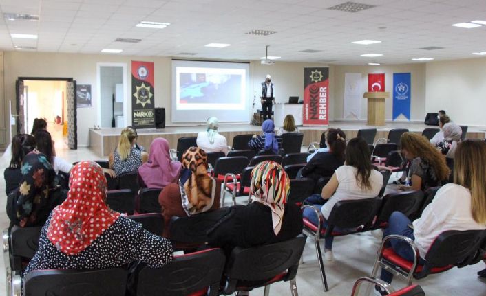 Anne ve anne adayına “En iyi narkotik polisi anne” eğitimi verildi