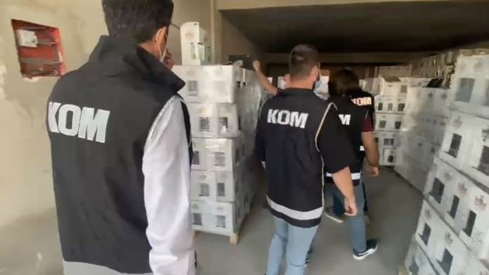 Antalya’da 7 bin 638 şişe sahte alkol ile 450 gram metamfetamin ele geçirildi