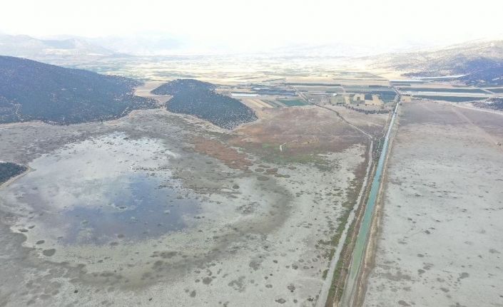 Antalya’da Avlan gölünde korkudan görüntü: Sular yüzlerce metre çekildi
