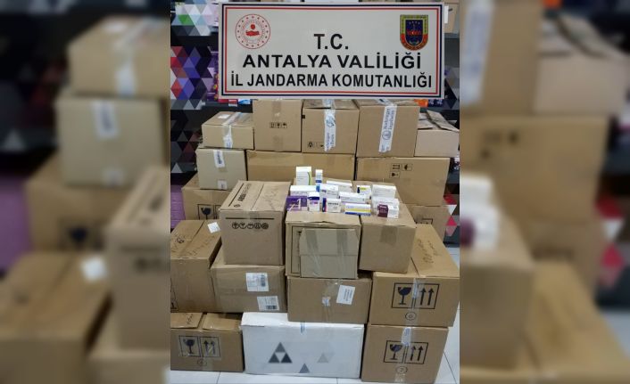Antalya’da piyasa değeri 1 milyon 610 bin TL olan 7 bin 482 adet kaçak ilaç ele geçirildi