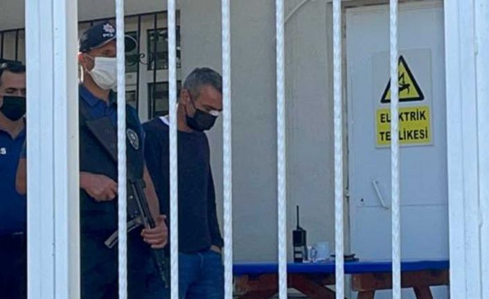 Aracını okul bahçesine park edince kendisini uyaran okul müdürünü darp etti