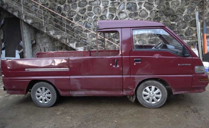 Aracının tavanına kafasını vurunca sinirlendi, panelvanı kamyonete dönüştürdü