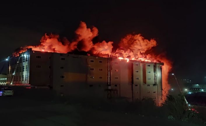 Arnavutköy’de 4 katlı tekstil fabrikasının çatısında çıkan yangın devam ediyor