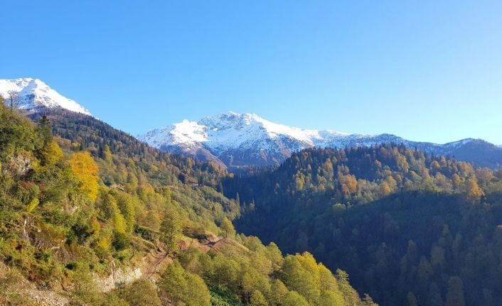Artvin’de ani bastıran kar yağışının ardından açan güneş kartpostallık görüntüler sundu