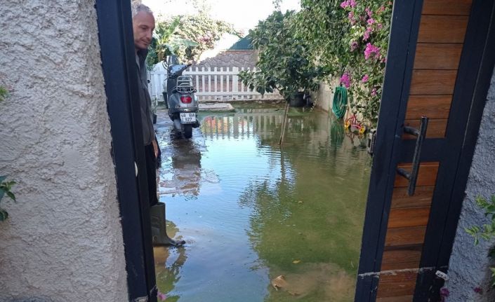 Asfalt bomba gibi patladı; minibüs çukura düştü, süpermarketi su bastı