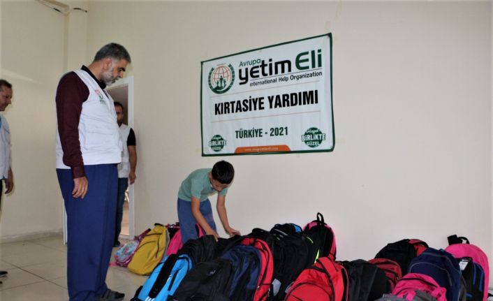 Avrupa Yetim Eli Derneği Cizre’de 68 yetim çocuğun kırtasiye ve çanta ihtiyacını karşıladı