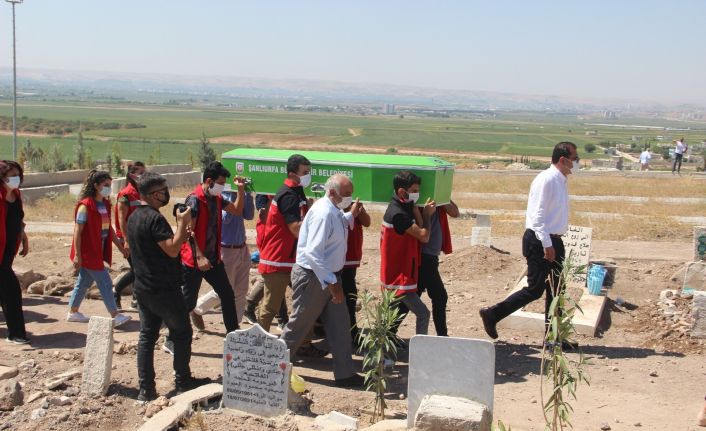 Babası tarafından yakılarak öldürülen kız toprağa verildi