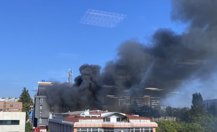 Bahçelievler’de bulunan bir fabrikada bilinmeyen bir nedenle yangın çıktı. Olay yerine itfaiye ve polis ekipleri sevk edildi.