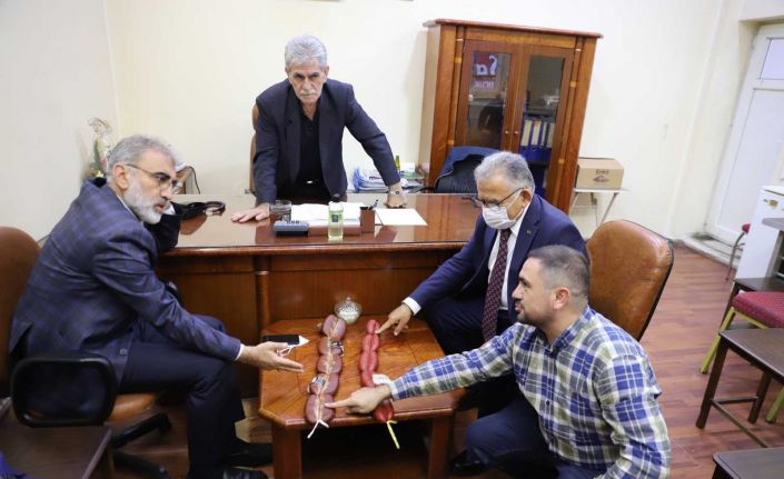 Başkan Büyükkılıç pastırma ve sucuğun merkezi Karpuzatan’da esnafla buluştu