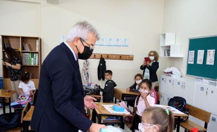 Başkan Erdem öğrencileri unutmadı