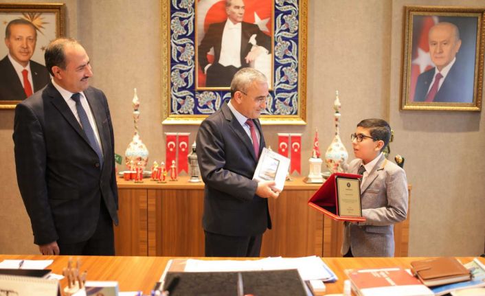 Başkan Işık, Furkan Süngü ve hocası Mehmet Oruç’u tebrik etti