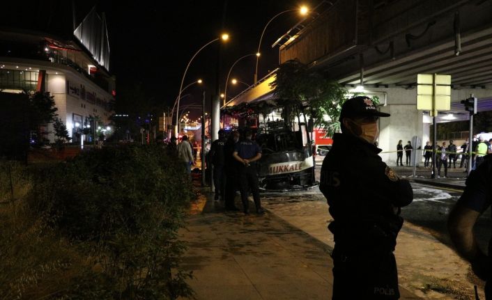 Başkent’te yolcu otobüsü önce levha daha sonra aydınlatma direğine çarparak alev aldı: 1 kişi hayatını kaybederken 3 ağır, 17 kişi yaralandı