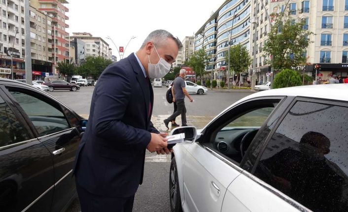 Batman’da polisler dilendirilen ve sokakta çalıştırılan çocukları topluma kazandırmak için sürücüleri bilgilendirdi
